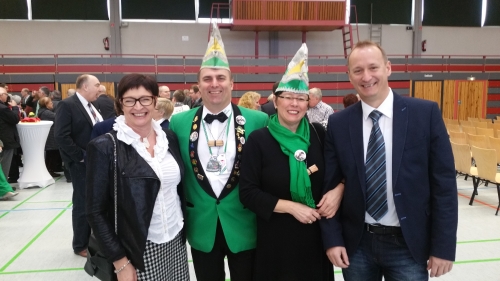 Stadträte Birgit Freidel und Tobias Kolb zusammen mit Ehrenkienholzfrau Angelika Hofmann und Jörg Bottler beim Neujahrsempfang